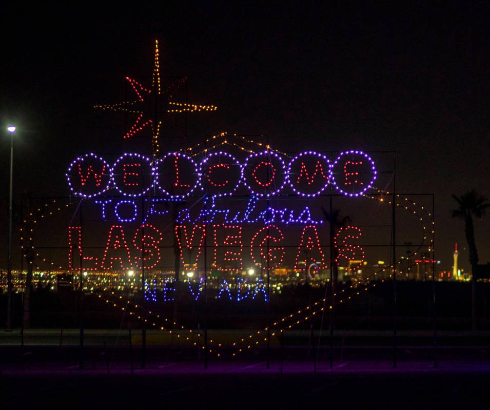 Una exhibición de luces del letrero "Fabulous Las Vegas" se ve durante un tour de Glittering L ...