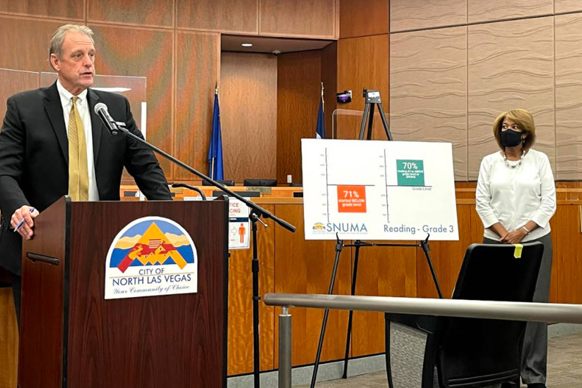Durante una conferencia de prensa, el alcalde de North Las Vegas, John Lee, exhortó al CCSD a ...
