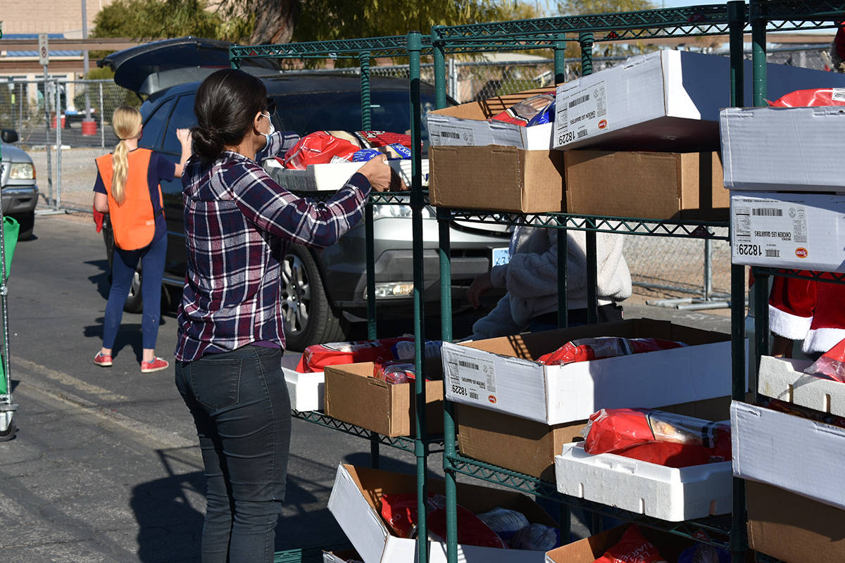 Arlene Álvarez acomoda paquetes de alimentos durante una feria de recursos comunitarios realiz ...