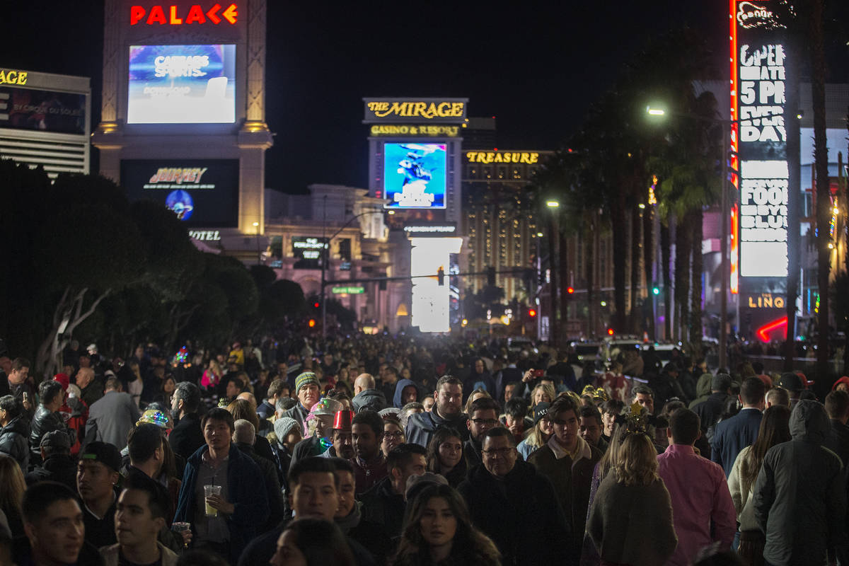 El Strip repleto de gente en Nochevieja el martes, 31 de diciembre de 2019, en Las Vegas. (Benj ...