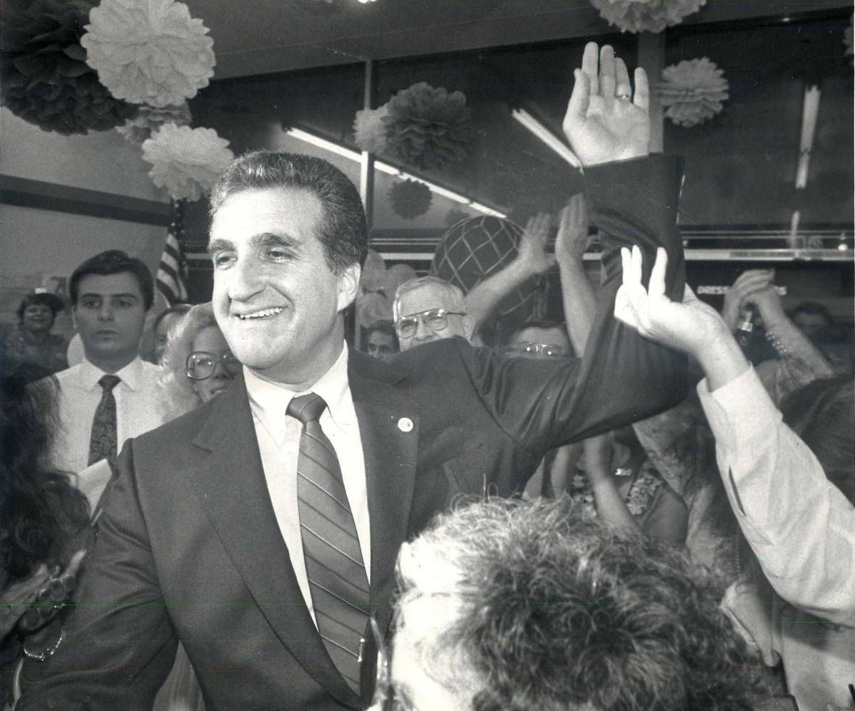 Lurie, Ron - 1987 Ronald P. Lurie visto en esta foto de 1987, es un ex alcalde y concejal de La ...