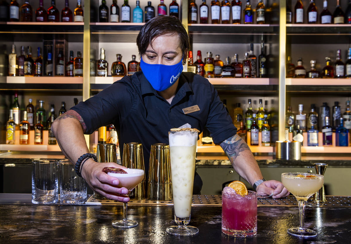 El bartender Mike Guzmán mezcla bebidas en el bar del Legacy Club de Circa el martes, 22 de di ...