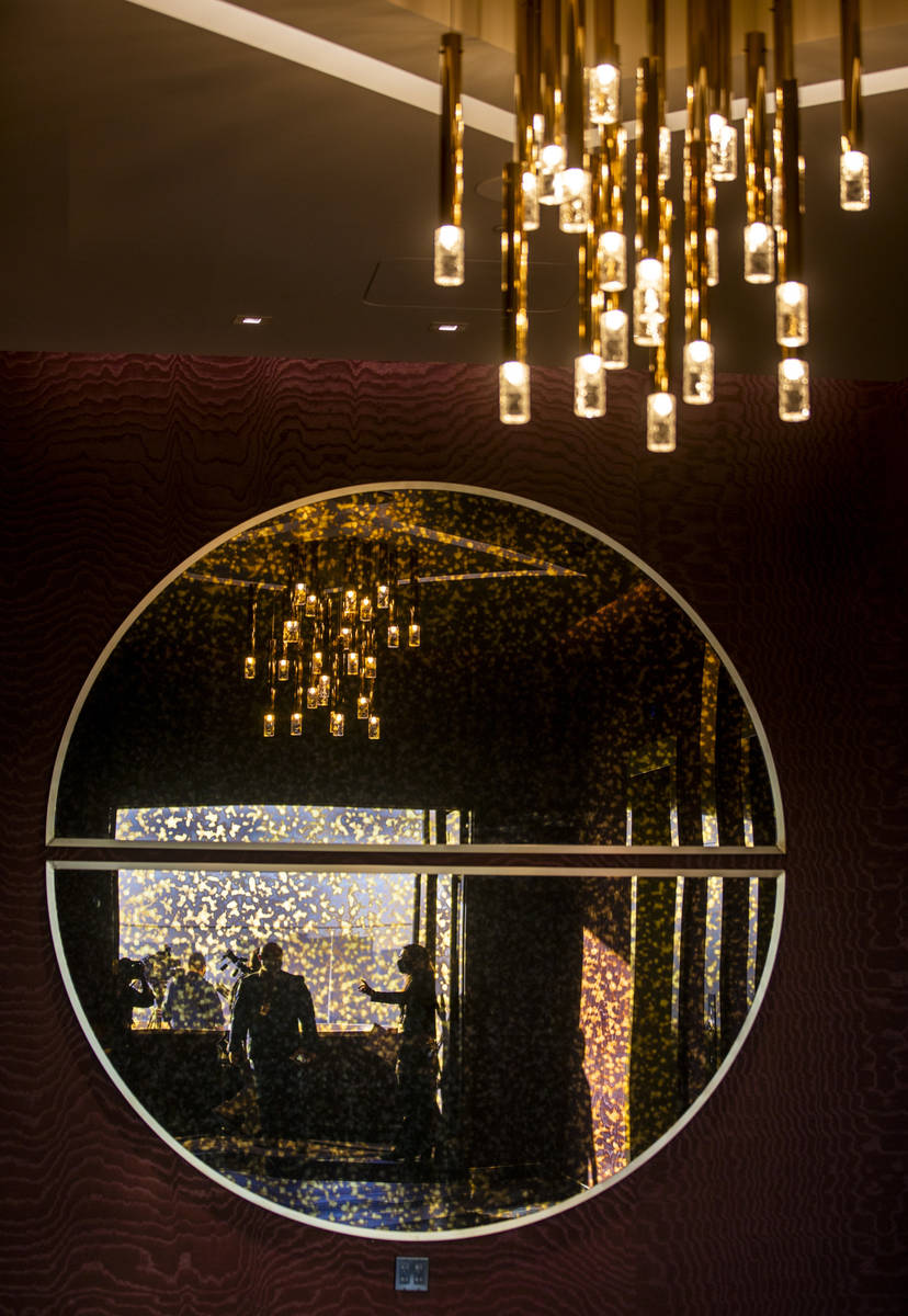 Los visitantes se reflejan en un espejo decorativo en el Legacy Club de Circa el martes, 22 de ...