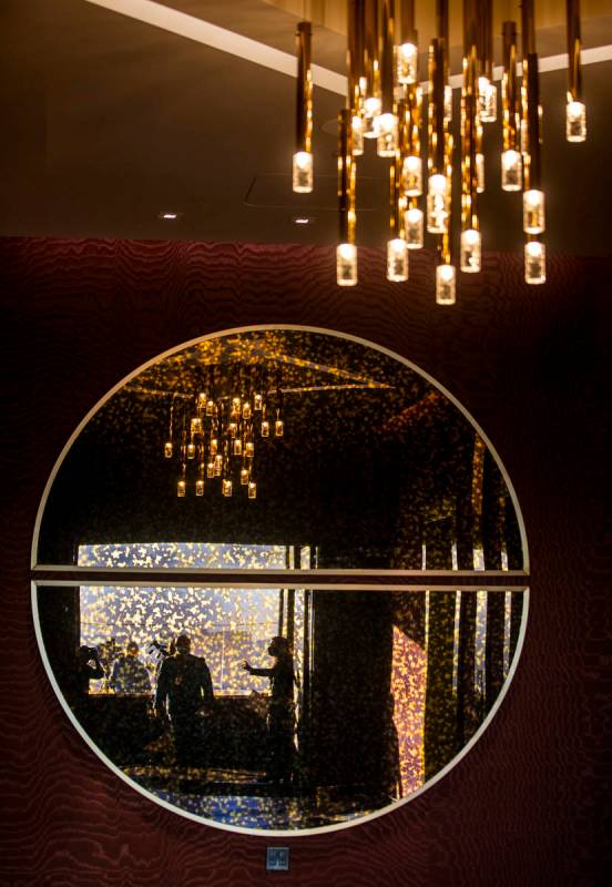 Los visitantes se reflejan en un espejo decorativo en el Legacy Club de Circa el martes, 22 de ...