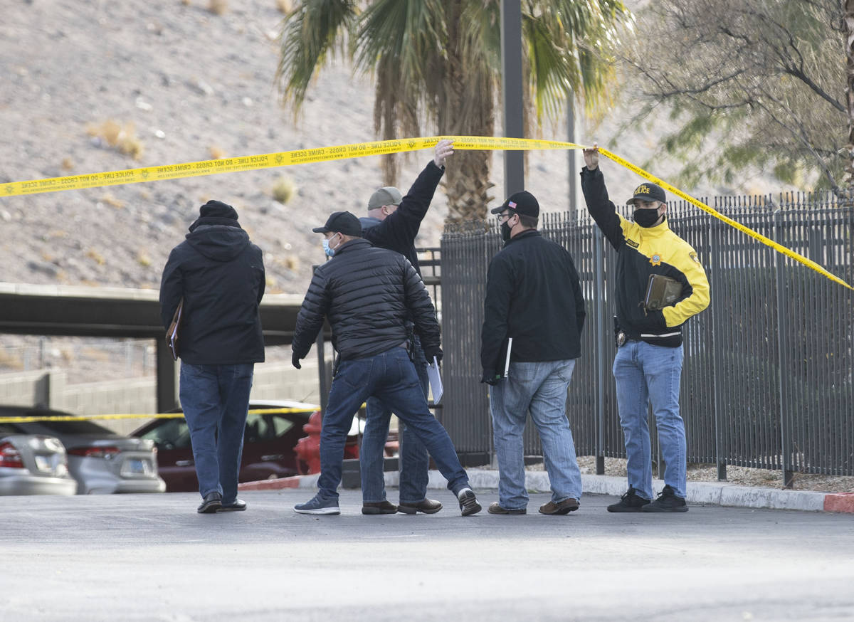 La policía de Las Vegas investiga un tiroteo en la cuadra 5400 de la calle Mountain Vista el j ...