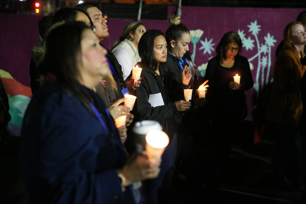 Gente asiste a una vigilia a la luz de las velas para conmemorar a los indigentes de Las Vegas ...
