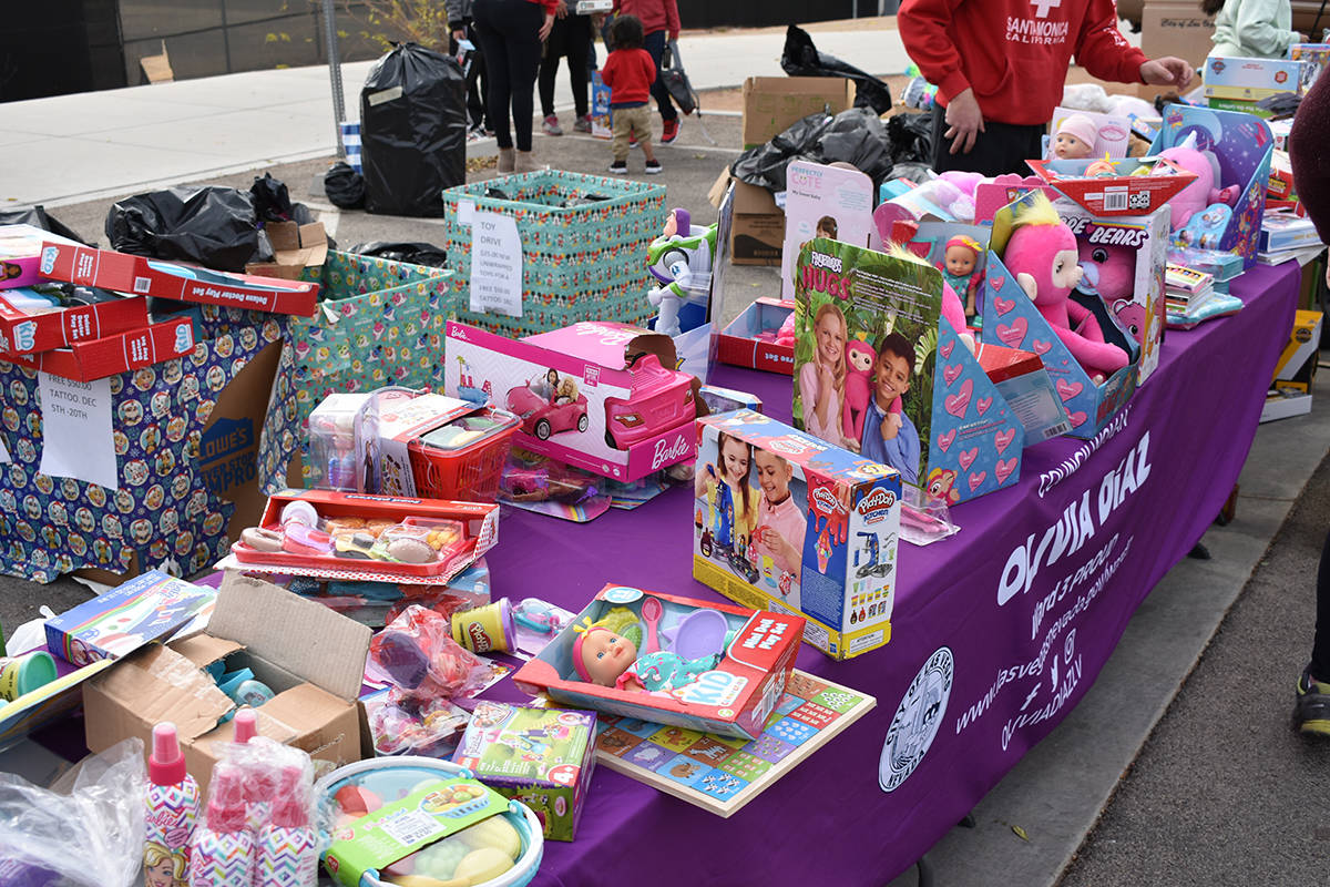 Más de 1,500 familias recibieron alimentos y juguetes como regalo de Navidad, lo cual fue posi ...