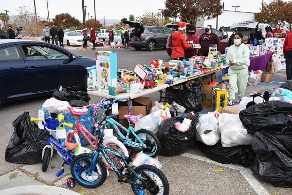 Más de 1,500 familias recibieron alimentos y juguetes como regalo de Navidad, lo cual fue posi ...