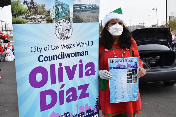 La concejal por el Distrito 3 de Las Vegas, Olivia Díaz, entregó mochilas a los niños asiste ...