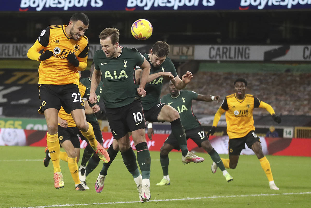 Romain Saiss, de Wolverhampton Wanderers, cabecea de izquierda y anota el primer gol del juego ...