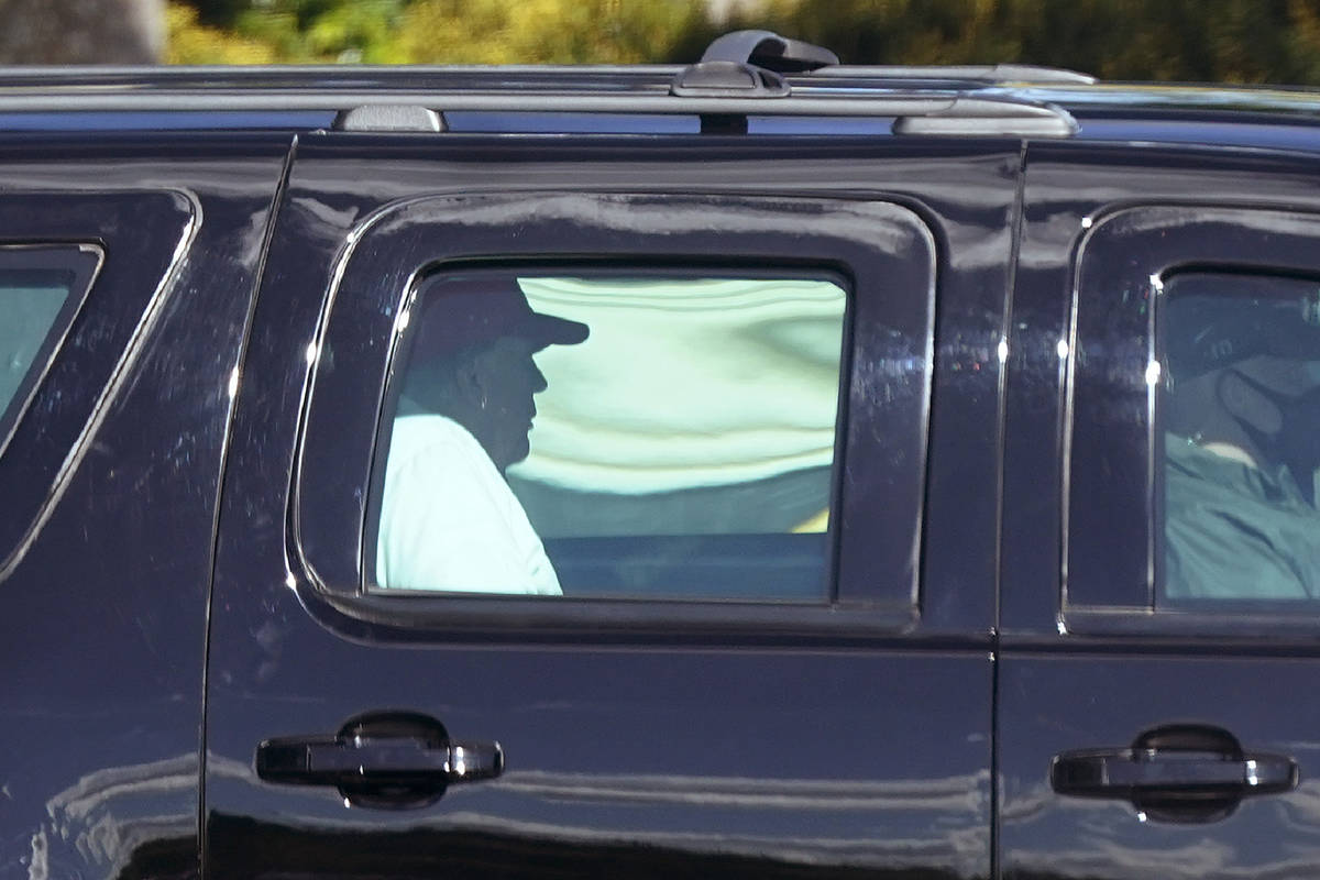 El presidente Donald Trump viaja en un vehículo de caravana al salir del Trump International G ...