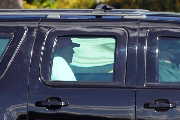 El presidente Donald Trump viaja en un vehículo de caravana al salir del Trump International G ...