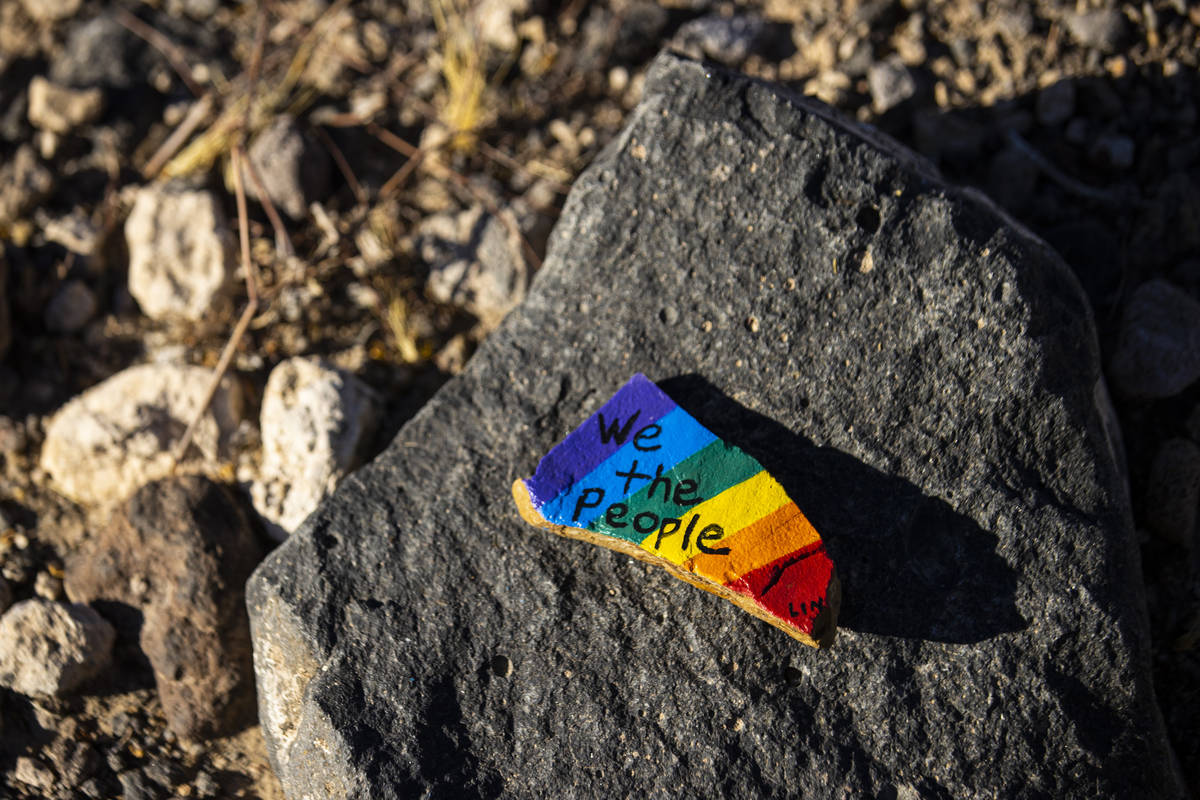 Rocas pintadas con palabras alentadoras aparecieron a lo largo del Nevada Power Trail en Hender ...