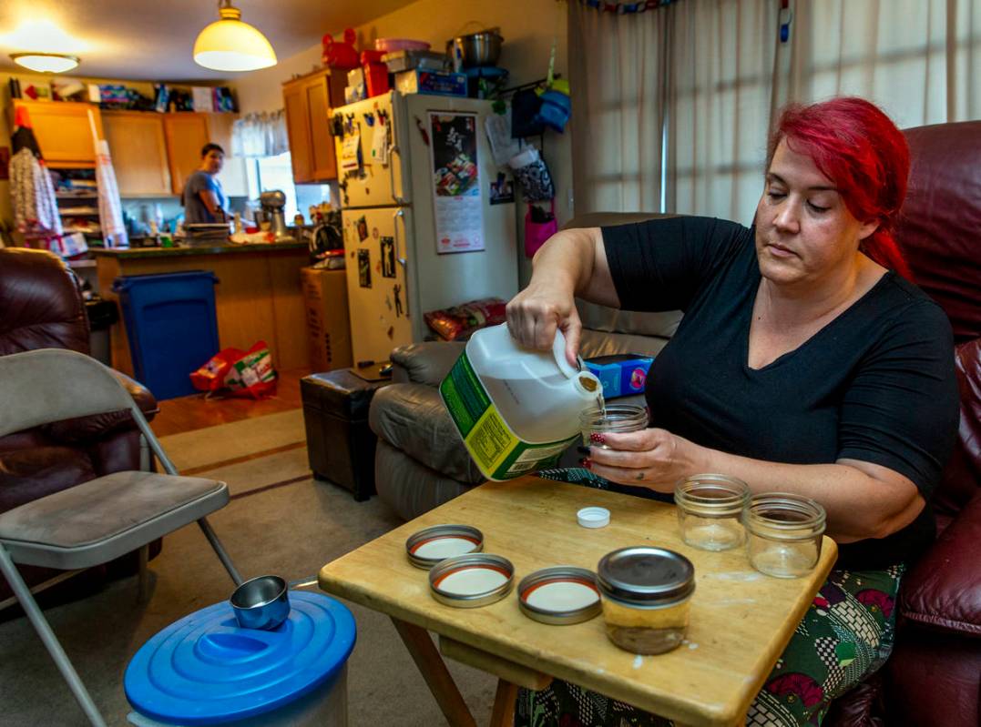 Veronica Coon hace tarros de cristal de aloe para una donación de alimentos con el COVID-19 Ba ...