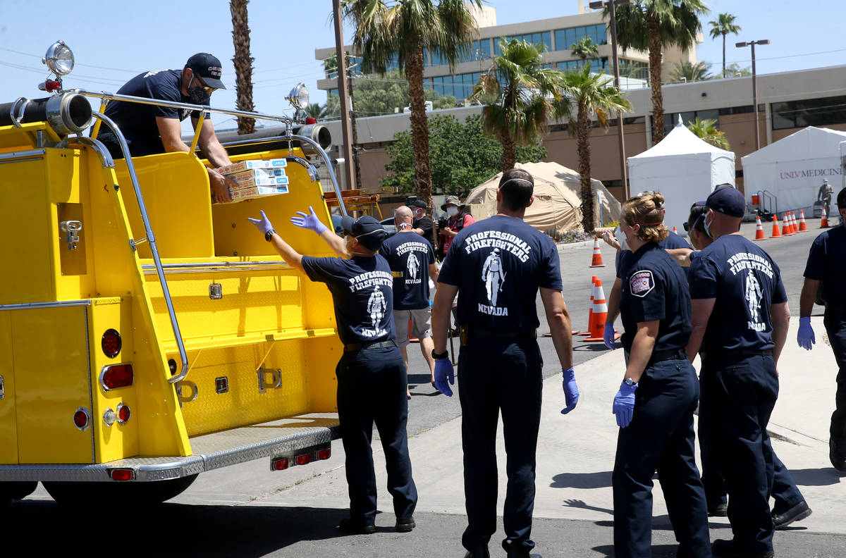 Bomberos de los departamentos de bomberos de Las Vegas, North Las Vegas y Clark County entregan ...