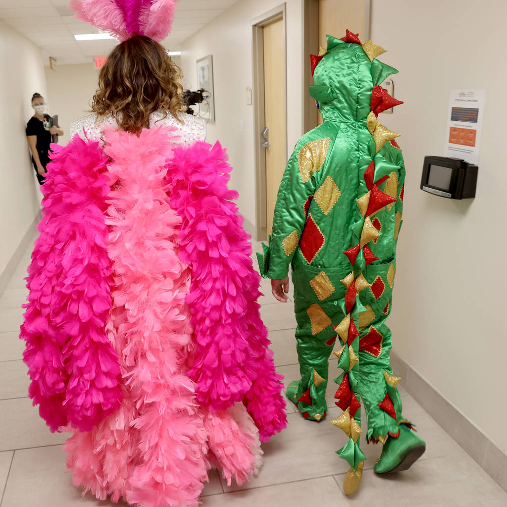 Jade Simone y Piff el Dragón Mágico en el Hospital y Centro Médico Sunrise de Las Vegas el 1 ...