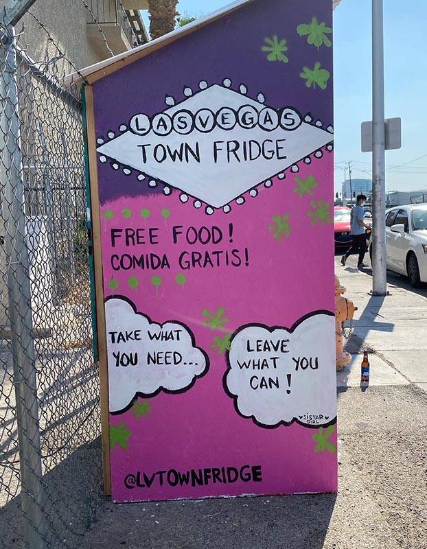 The Town Fridge, con comida gratis para los que la necesitan, está justo al norte del centro d ...
