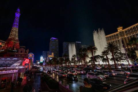 Tráfico pesado se mueve a través del Strip en el Blvd. Las Vegas el viernes, 27 de noviembre ...