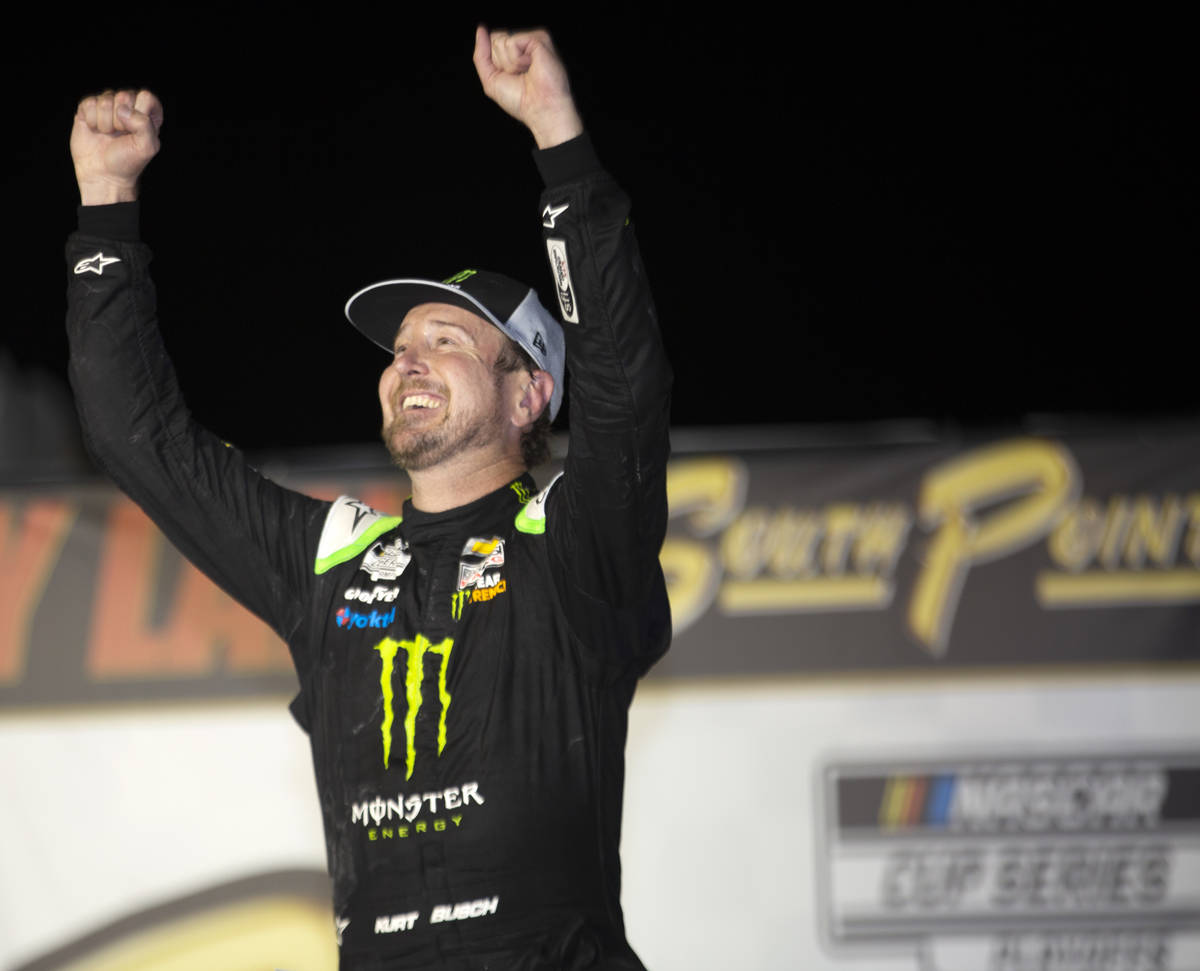Kurt Busch (1), de Las Vegas, celebra en Victory Lane después de una carrera de autos de la Co ...