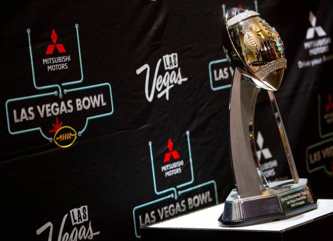 Una vista del trofeo del Las Vegas Bowl antes de un evento mediático en Maverick Helicopters a ...