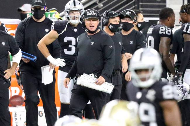 El entrenador de los Raiders de Las Vegas, Jon Gruden, grita desde la línea de banda en el úl ...