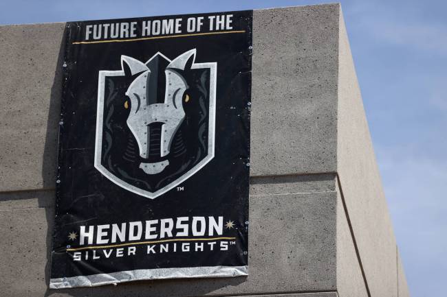 Una bandera de los Silver Knights de Henderson cuelga en Lifeguard Arena durante un tour el vie ...