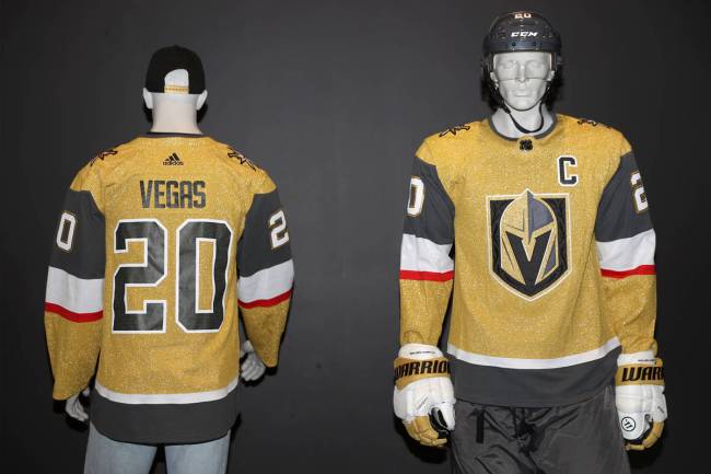 El tercer jersey de los Golden Knights de Las Vegas se exhibe en City National Arena el viernes ...