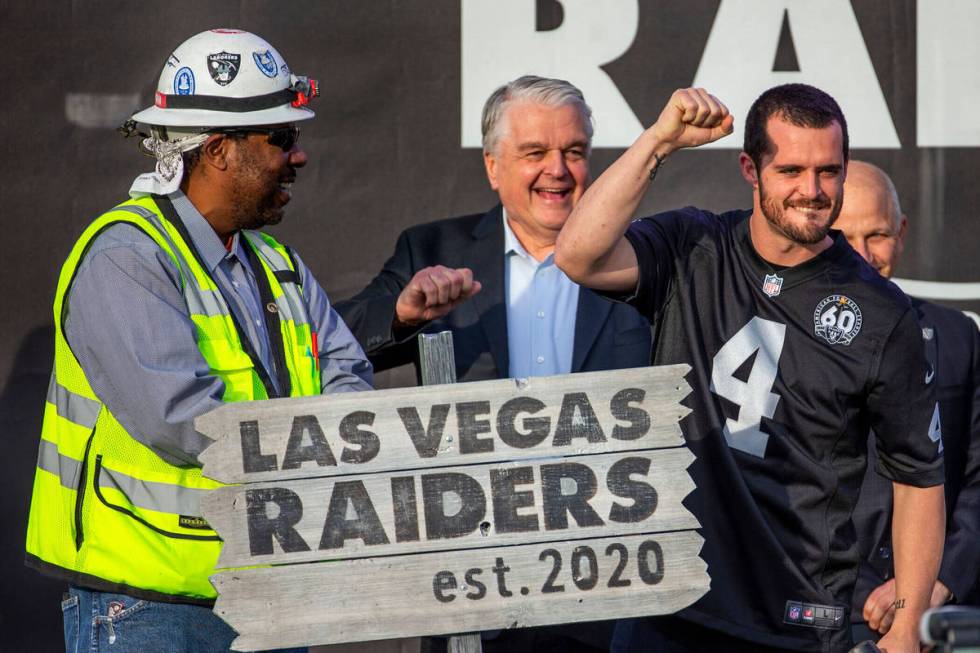 El mariscal de campo de los Raiders de Las Vegas, Derek Carr (4, centro), alza el puño a la mu ...