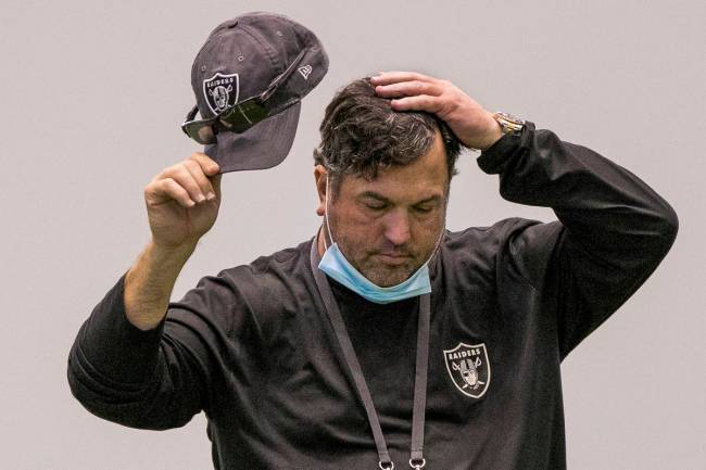 El coordinador defensivo de los Raiders de Las Vegas, Paul Guenther, se toma un momento para co ...