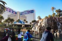 Visitantes pasan el rato frente a The Mirage en el Strip de Las Vegas, el 21 de diciembre de 20 ...