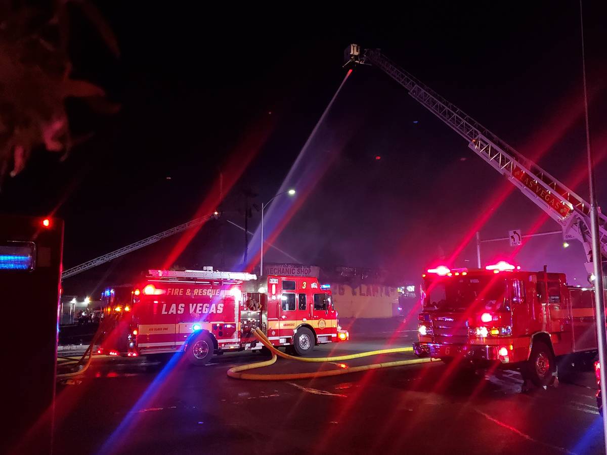 El Departamento de Bomberos de Las Vegas responde al incendio de una tienda de neumáticos en M ...