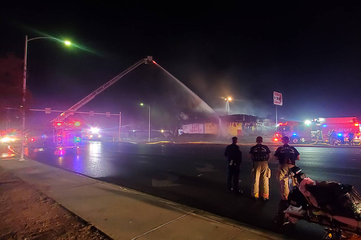 El Departamento de Bomberos de Las Vegas responde al incendio de una tienda de neumáticos en M ...