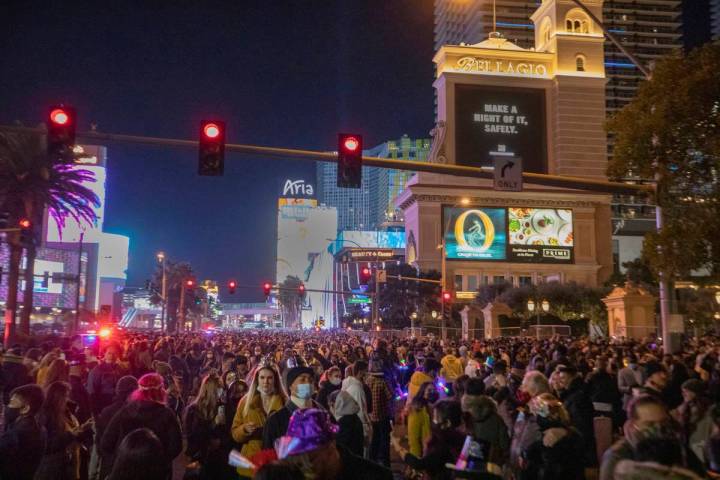 Las personas se reúnen para celebrar la víspera de Año Nuevo en el Strip de Las Vegas, el ju ...