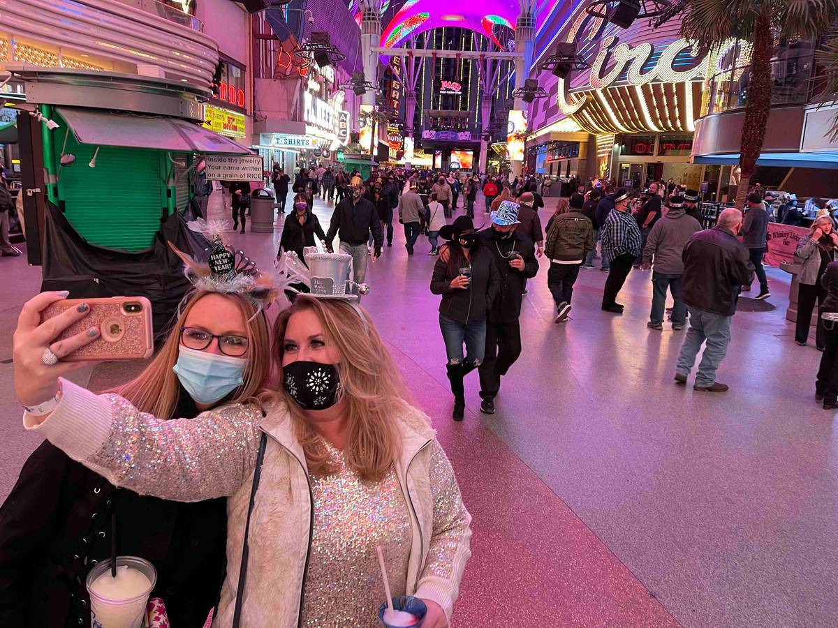 Las hermanas Christine (izquierda) y Rebecca Loffert celebran la víspera de Año Nuevo en Frem ...