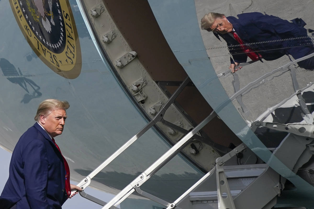 El presidente Donald Trump aborda el Air Force One en el Aeropuerto Internacional de Palm Beach ...