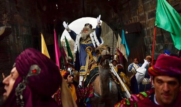 En esta foto de archivo, un rey de la cabalgata de los "Reyes Magos" saluda a la gente cuando p ...