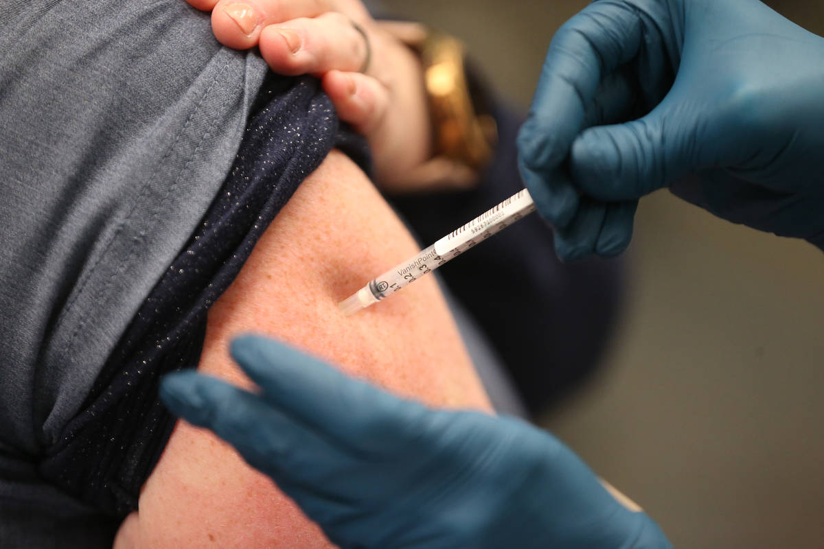 La enfermera Mary Henson recibió la segunda dosis de la vacuna contra COVID-19 de Pfizer en el ...