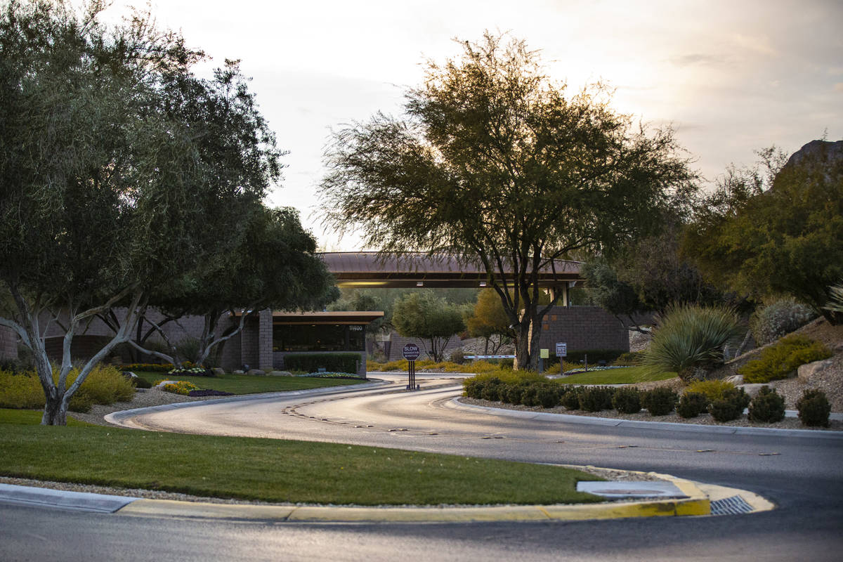 Un letrero de The Ridges, una comunidad de lujo en Summerlin, Las Vegas el sábado, 2 de enero ...