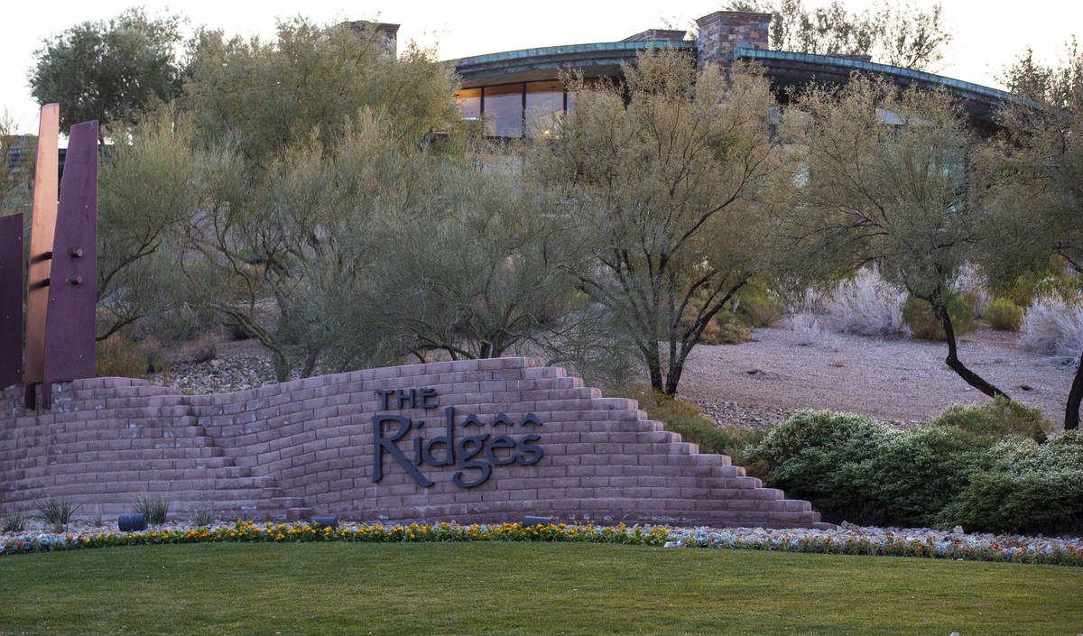 Un letrero de The Ridges, una comunidad de lujo en Summerlin, Las Vegas el sábado, 2 de enero ...