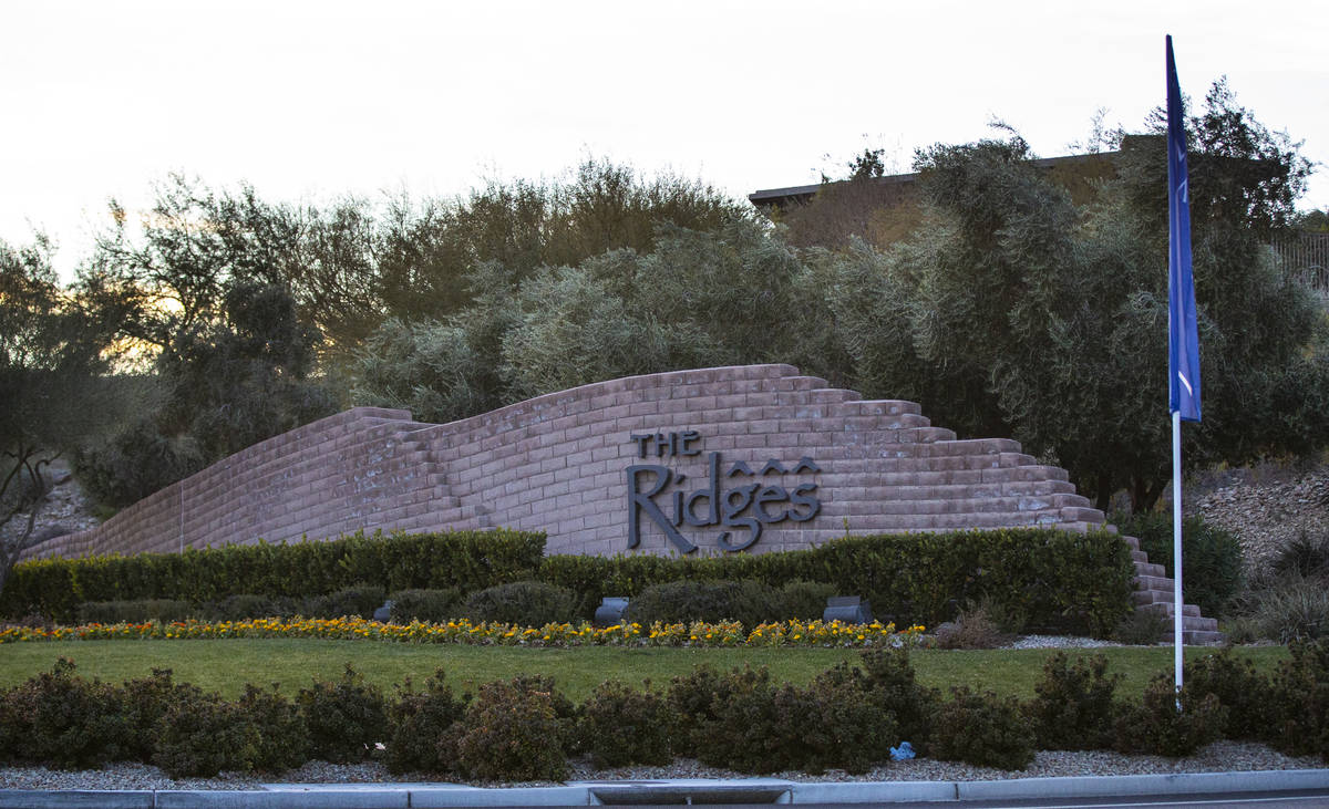 Un letrero de The Ridges, una comunidad de lujo en Summerlin, Las Vegas el sábado, 2 de enero ...