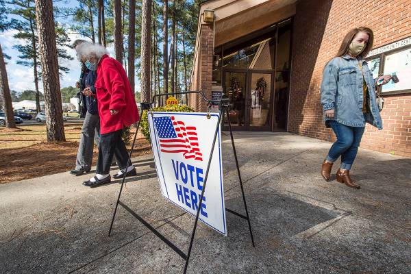 Los votantes abandonan el Centro Comunitario de Warren Road después de emitir sus votos en la ...