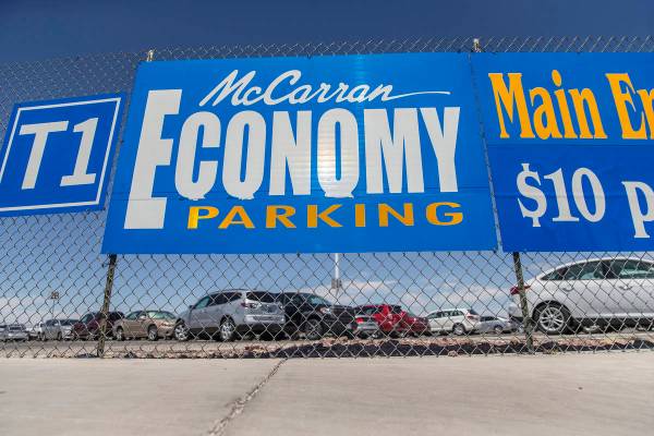 Estacionamiento económico del Aeropuerto Internacional McCarran. (Benjamin Hager Las Vegas Rev ...