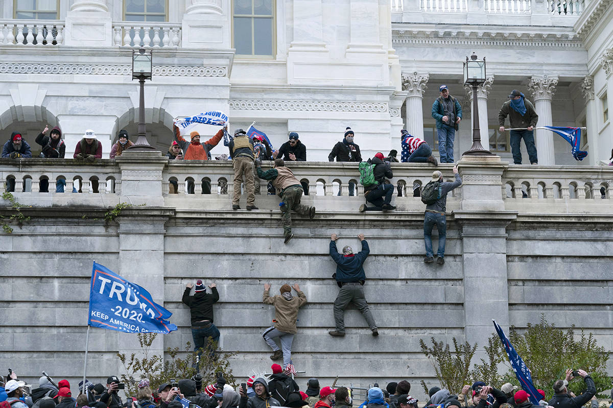 Los partidarios del presidente Donald Trump escalan el muro oeste del Capitolio de Estados Unid ...