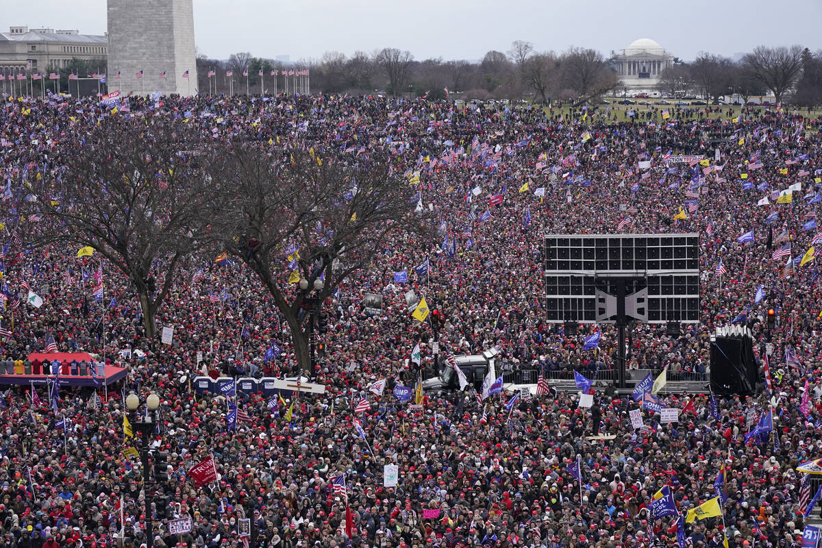 Con el monumento de Washington al fondo, la gente asiste a un mitin en apoyo al Presidente Dona ...