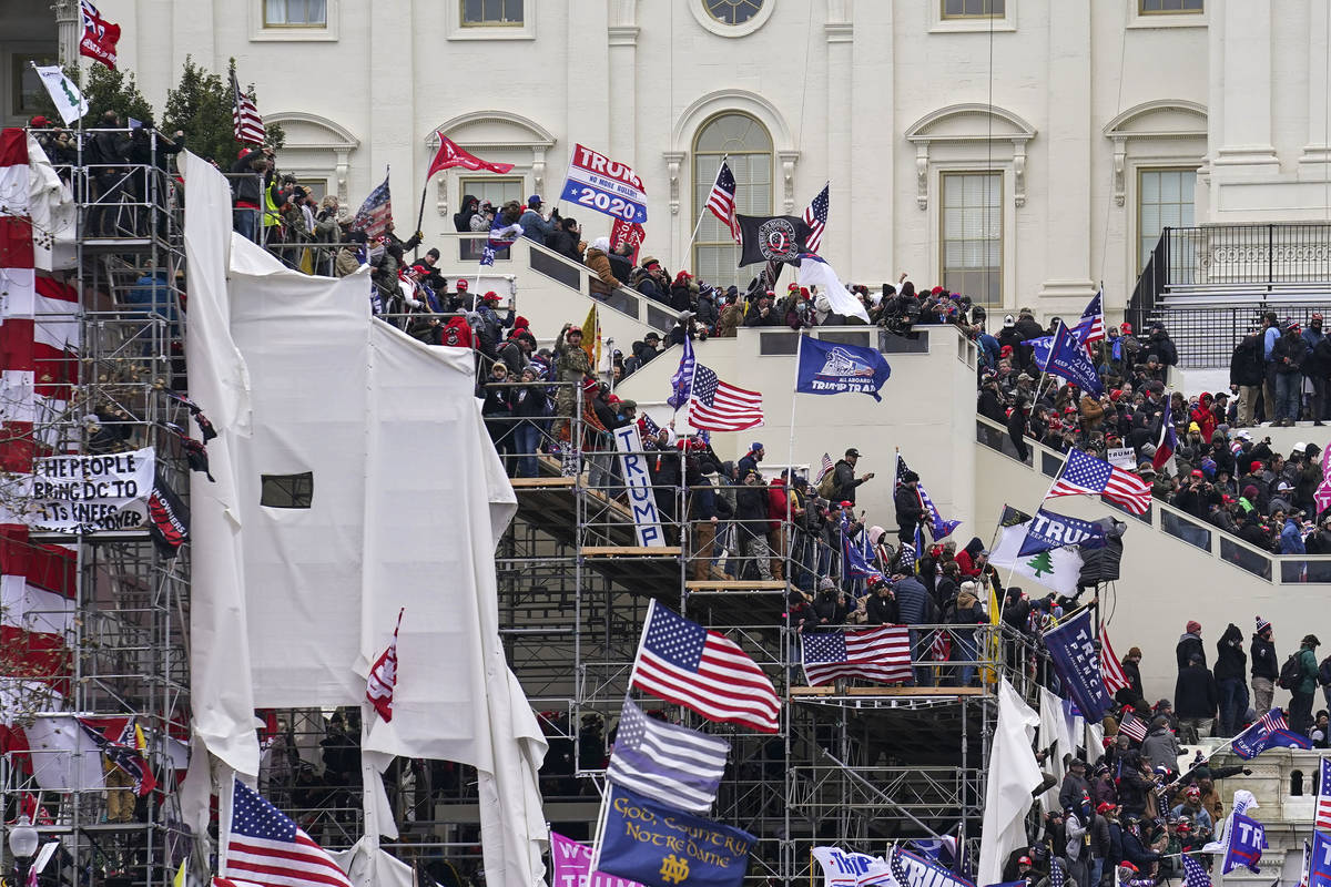 Los partidarios de Trump se reúnen en las afueras del Capitolio el miércoles, 6 de enero de 2 ...