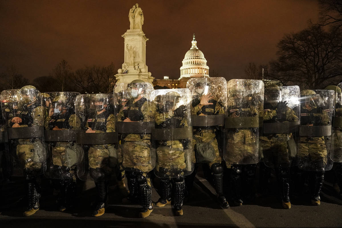 La Guardia Nacional del Distrito de Columbia afuera del Capitolio el miércoles, 6 de enero de ...