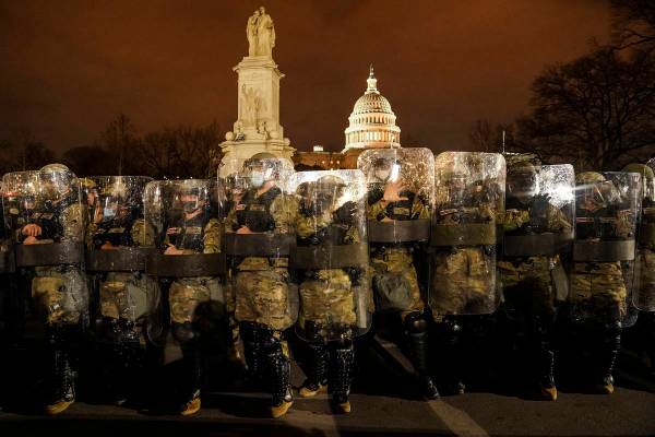 La Guardia Nacional del Distrito de Columbia afuera del Capitolio el miércoles, 6 de enero de ...