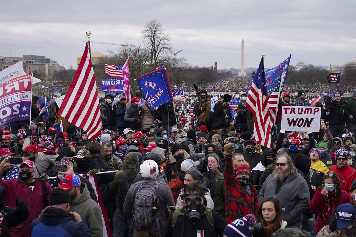 Los partidarios de Trump se reúnen en las afueras del Capitolio el miércoles, 6 de enero de 2 ...