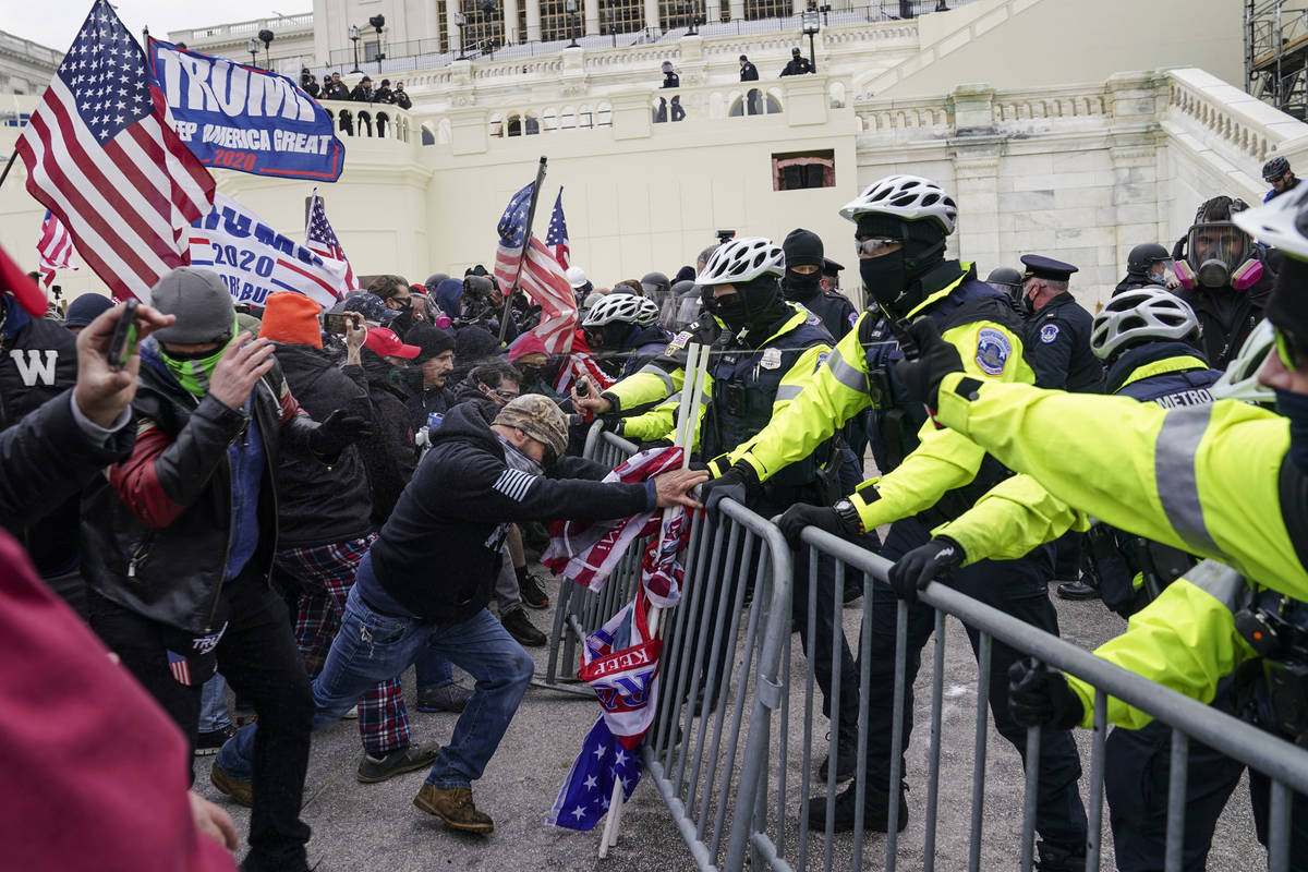 La policía retiene a los partidarios de Trump que intentaron atravesar una barrera policial, e ...