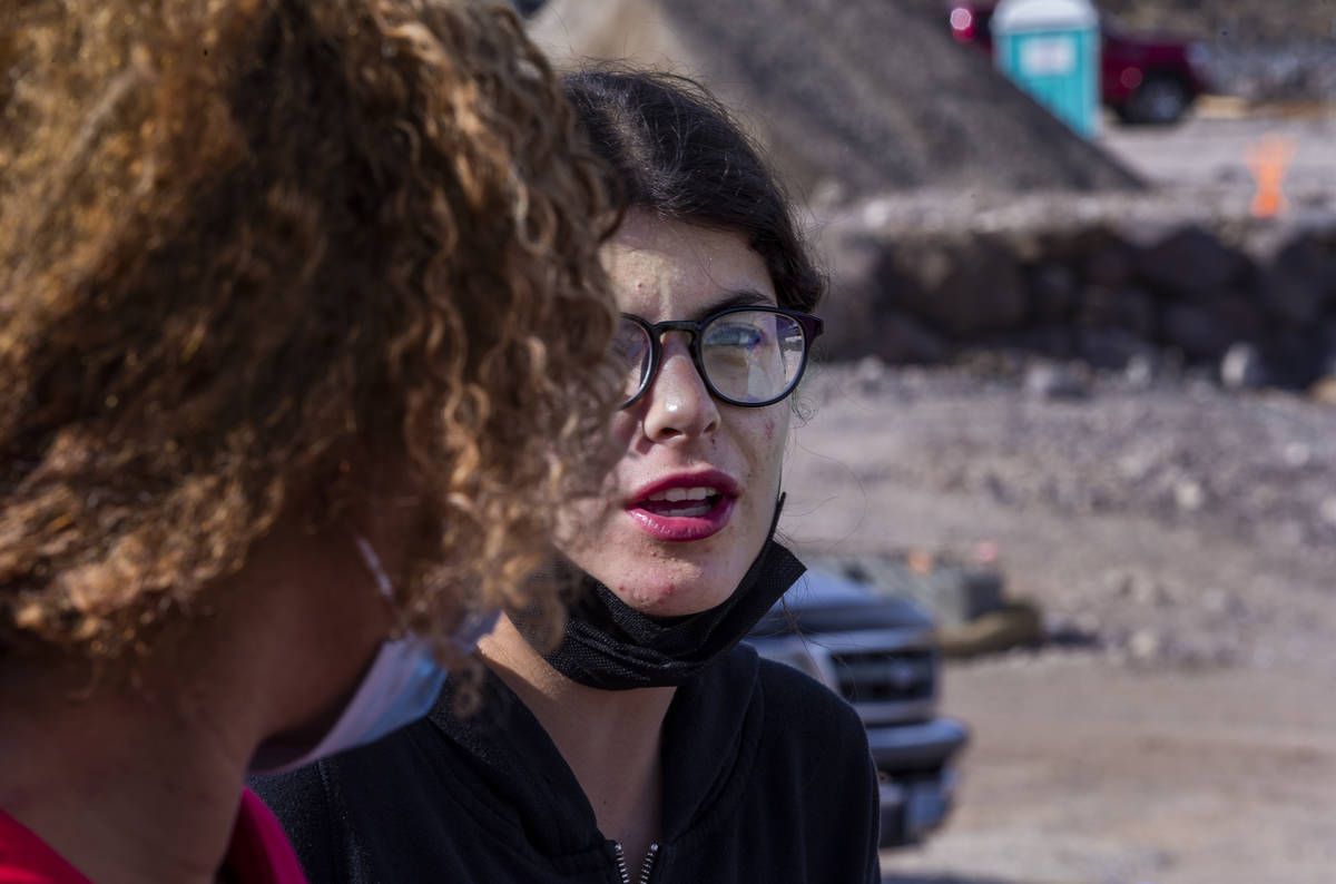 Miriam Hejji, derecha, y su amiga Nictoria Pleasant-Rede, hablan en un sitio de construcción a ...